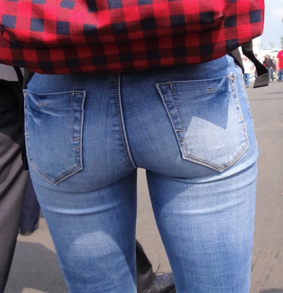 Teen ass in tight jeans.