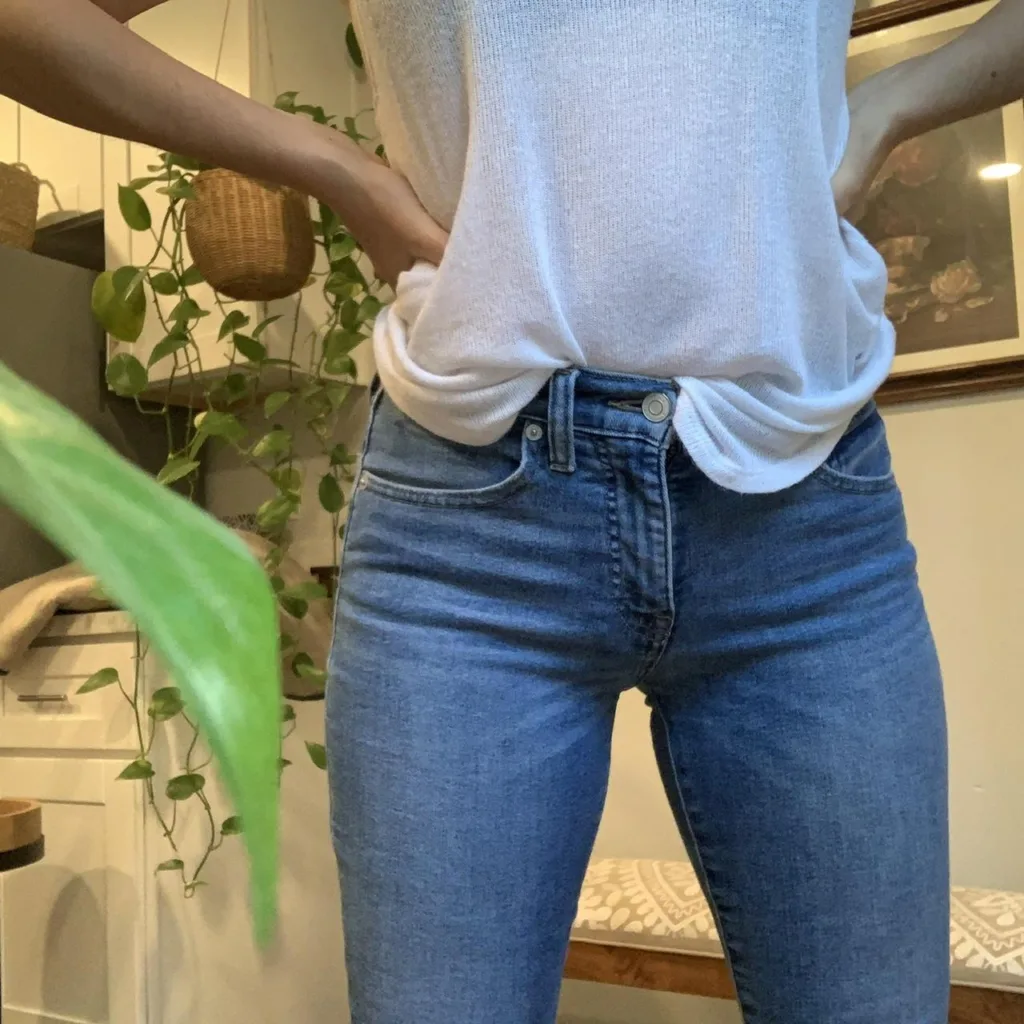 sexy mil in skinny tight jeans