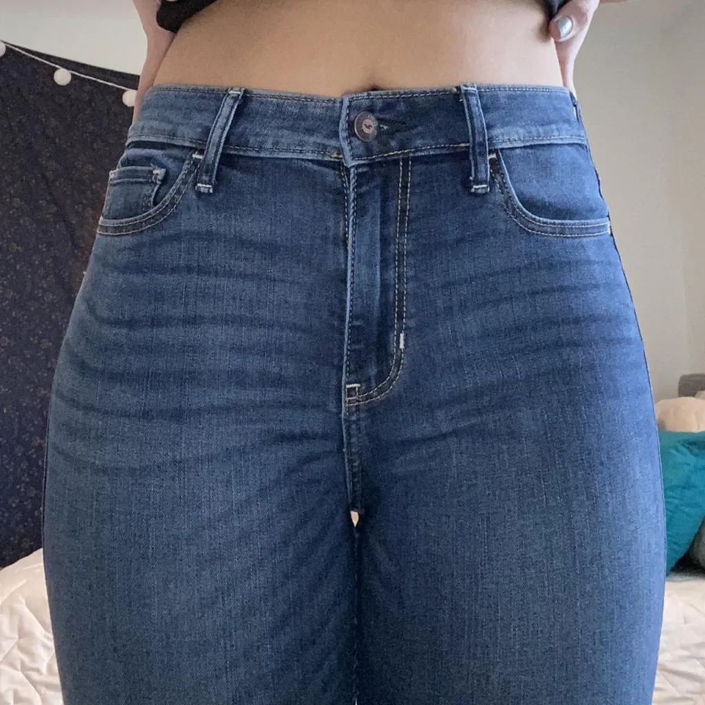 girl wearing tight hollister jeans showing her crotch