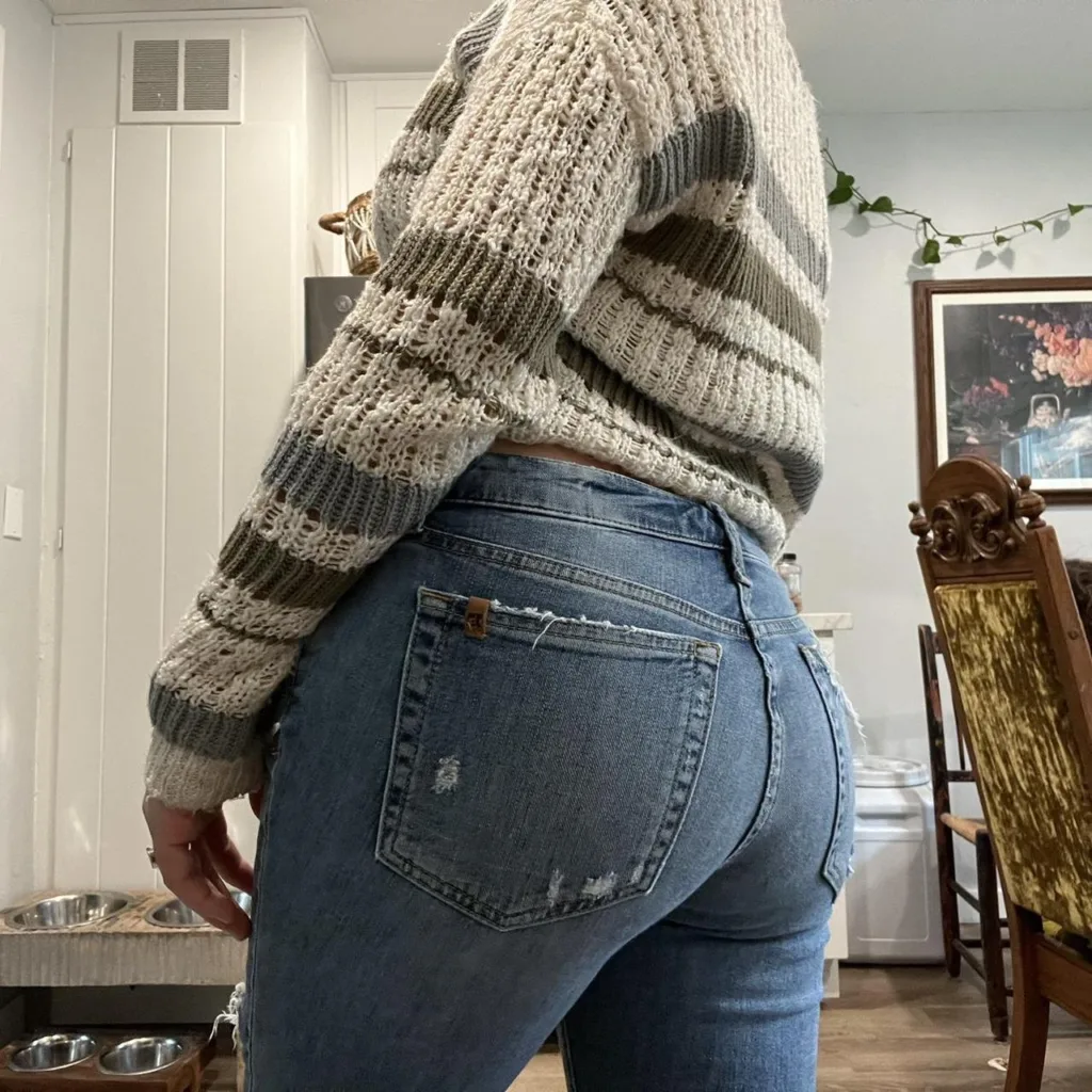 girl showing her ass in tight jeans