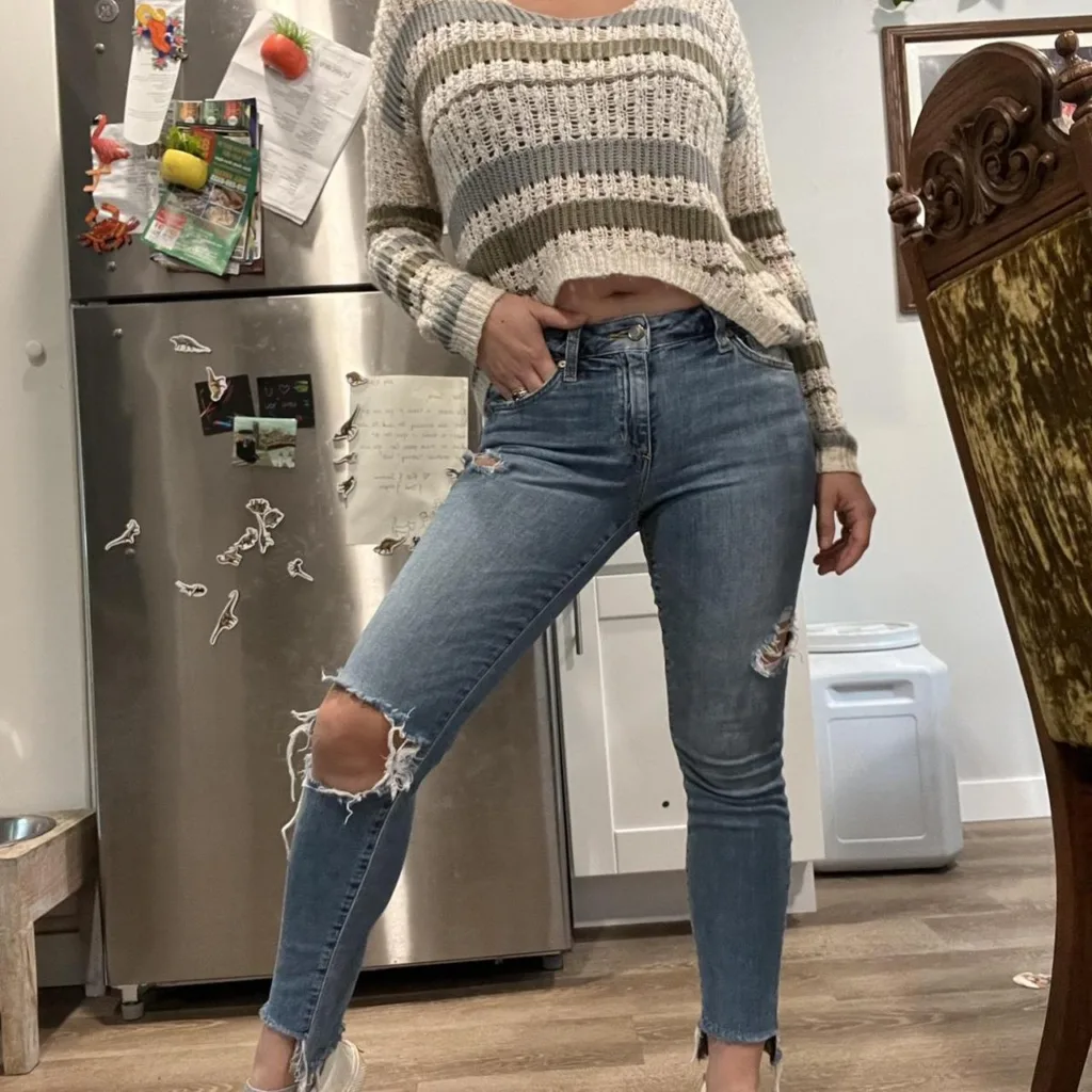 girl showing her crotch in tight jeans