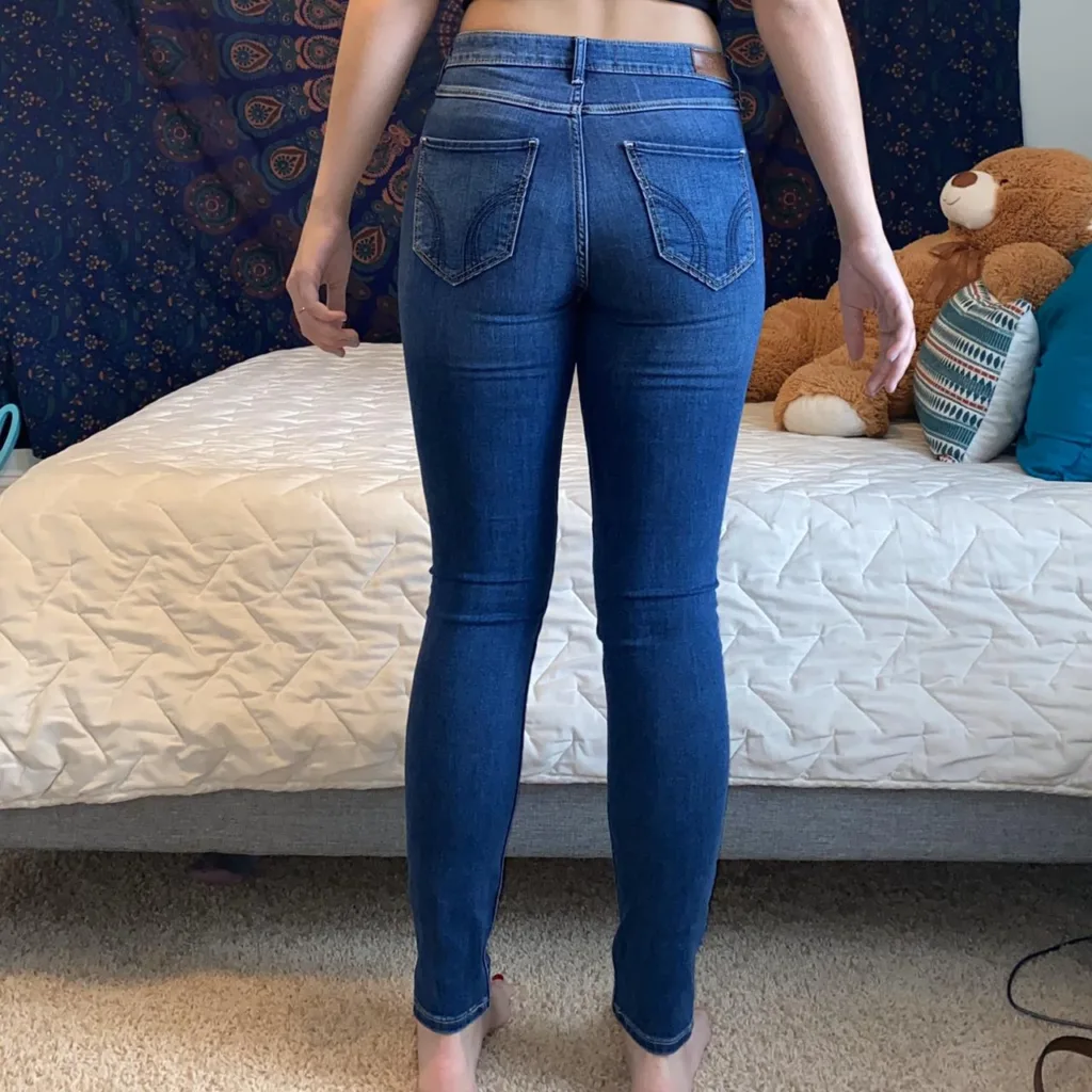 girl wearing tight hollister jeans showing her ass