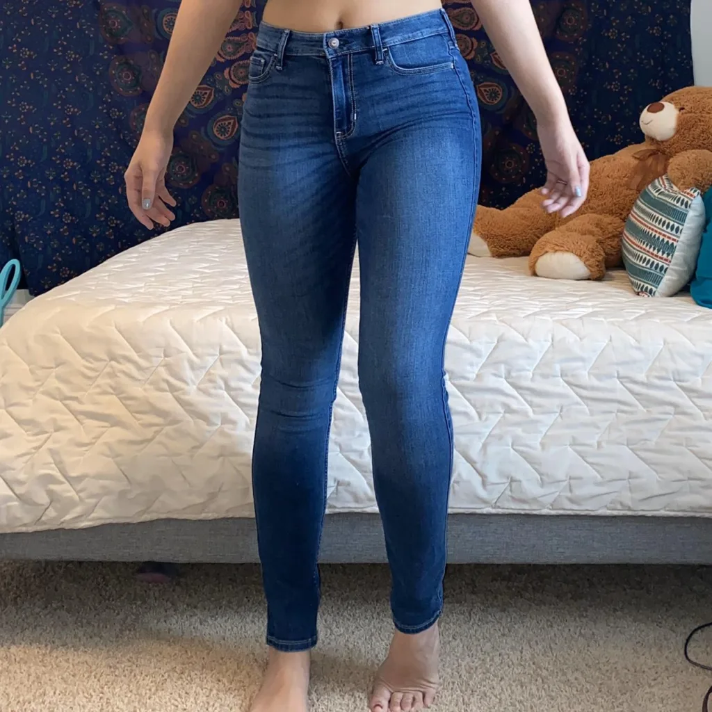 girl wearing tight hollister jeans