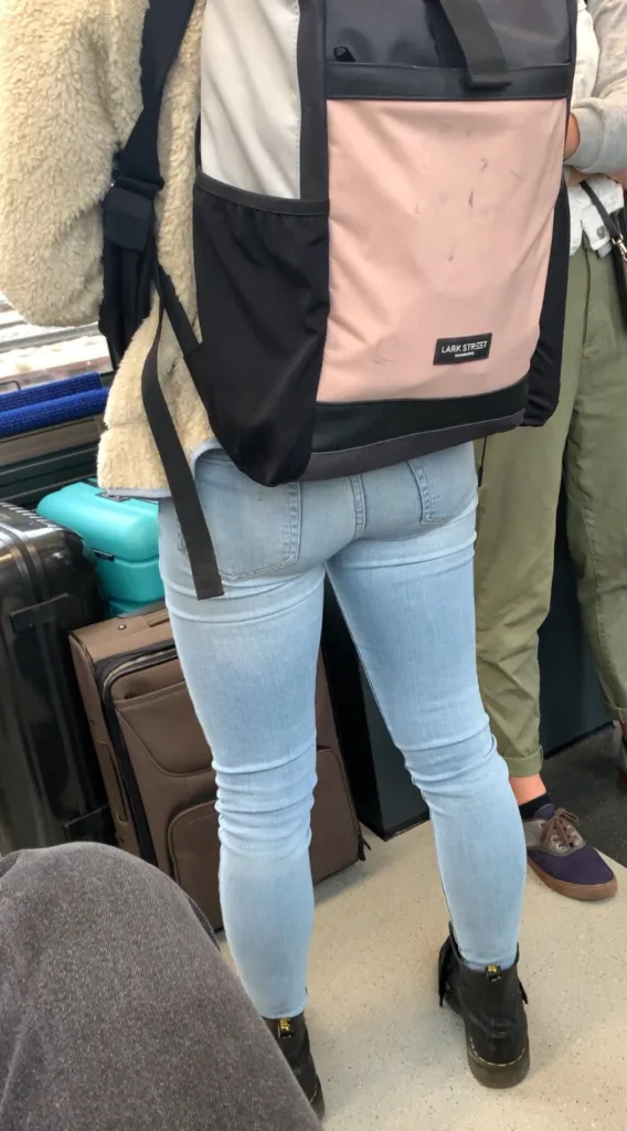 girl wearing tight jeans around her sexy ass