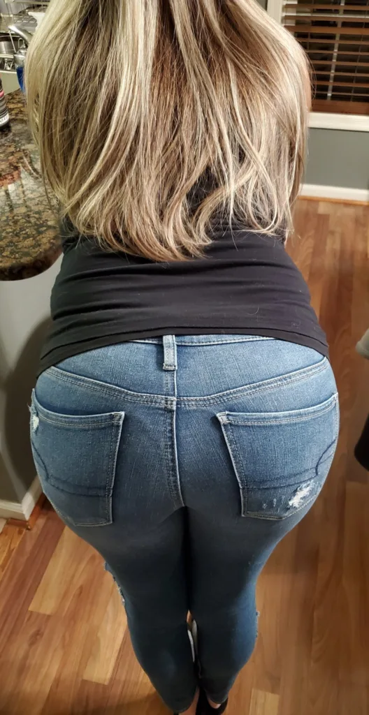 girl bending over in her tight jeans