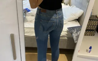 Sexy girl in tight Hollister jeans show her ass, giving you a jeans fetish.