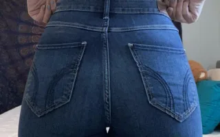 girl wearing tight hollister jeans
