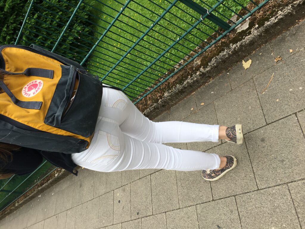 girl in tight white hollister jeans
