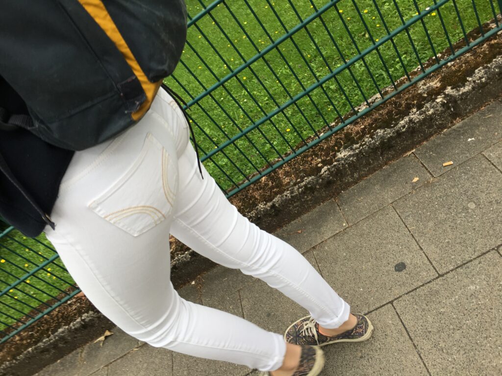 girl in tight white hollister jeans