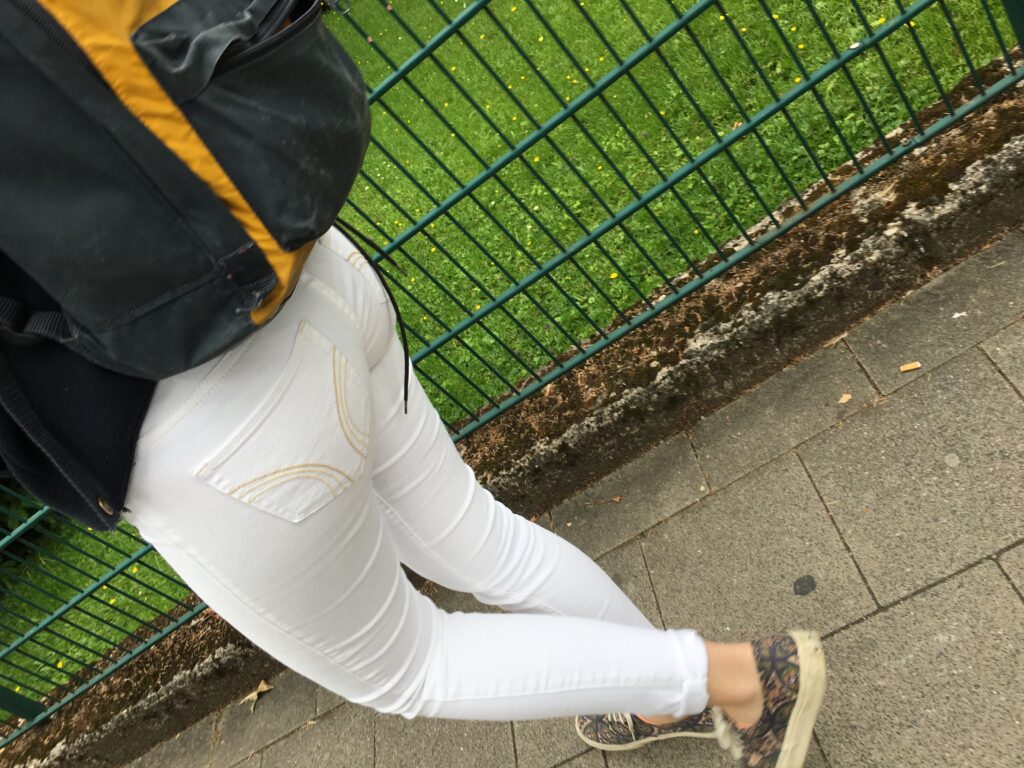 girl in tight white hollister jeans