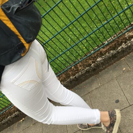 girl in tight white hollister jeans