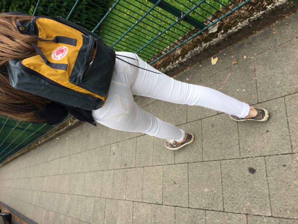 girl in tight white hollister jeans