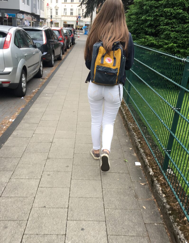 girl in tight white hollister jeans