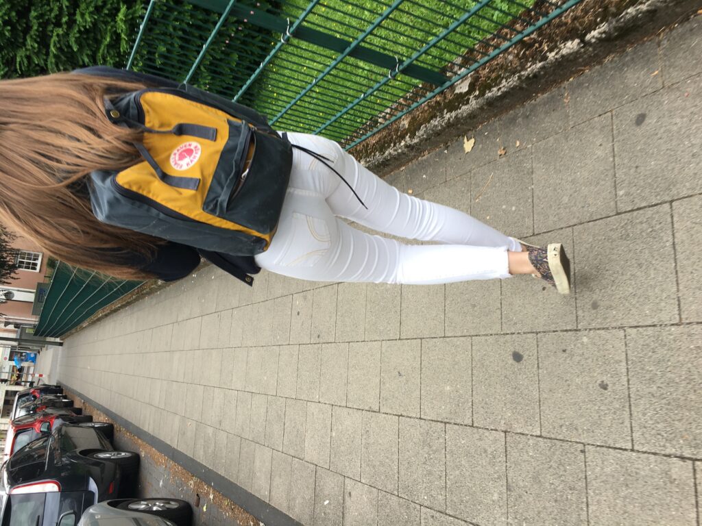 girl in tight white hollister jeans