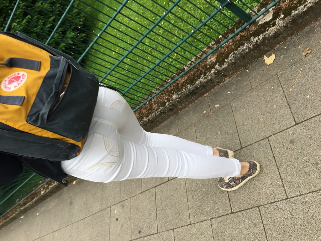 girl in tight white hollister jeans