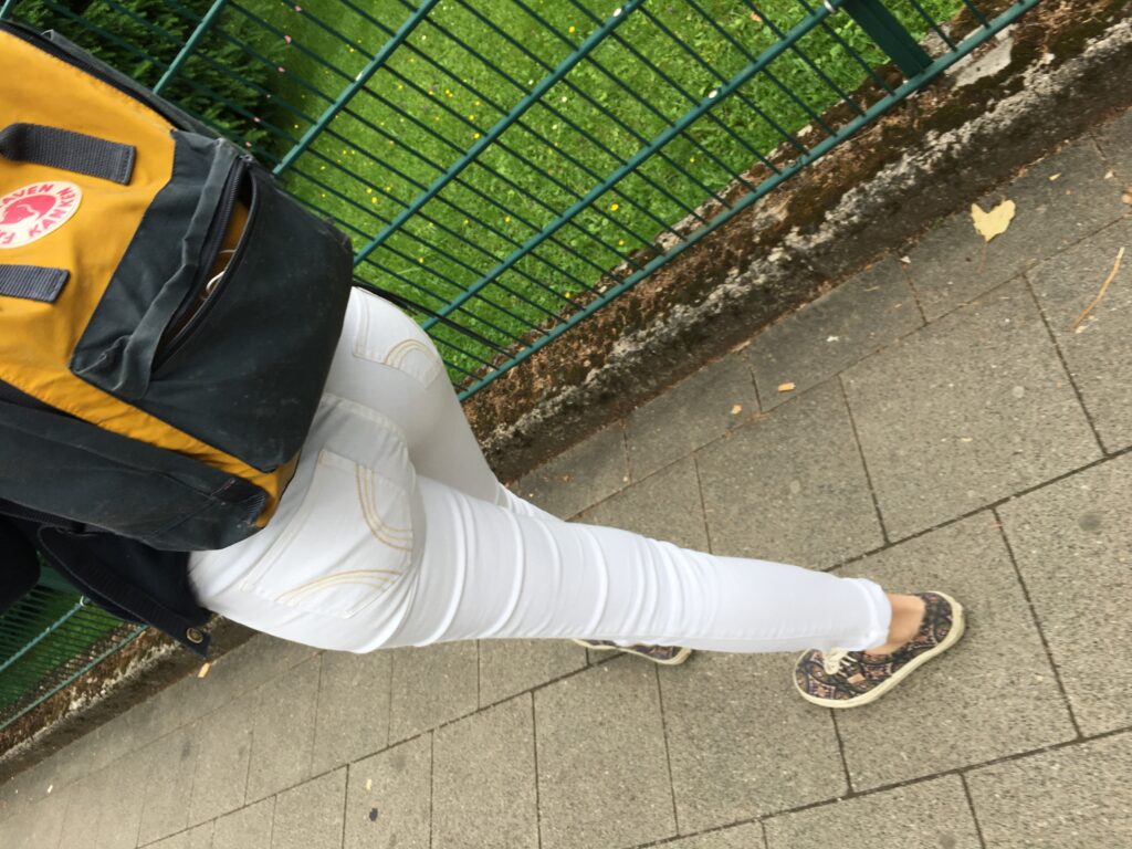 girl in tight white hollister jeans