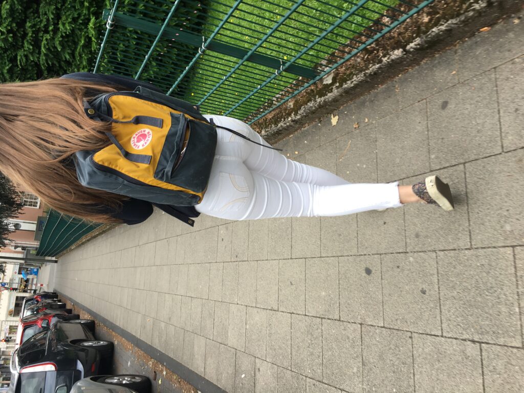 girl in tight white hollister jeans