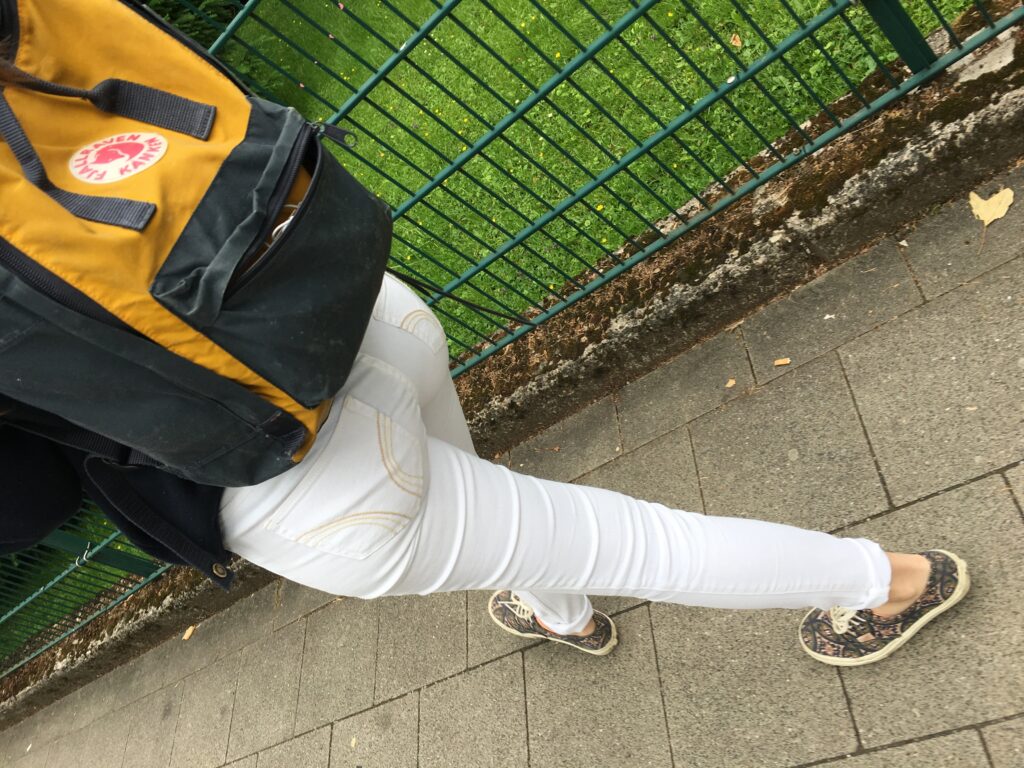 girl in tight white hollister jeans
