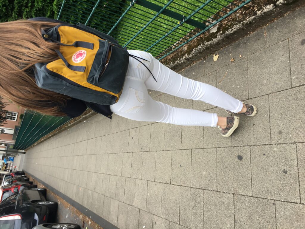 girl in tight white hollister jeans