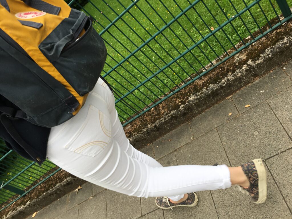 girl in tight white hollister jeans