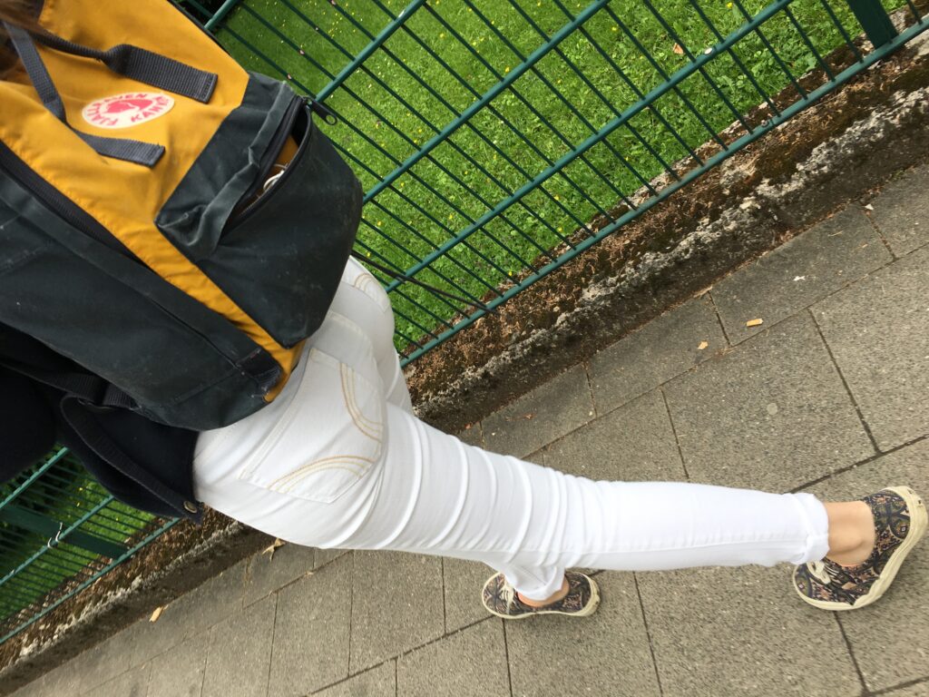 girl in tight white hollister jeans